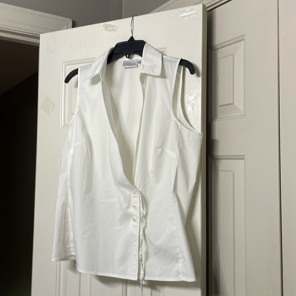 Preowned woman sleeveless blouse in size 14